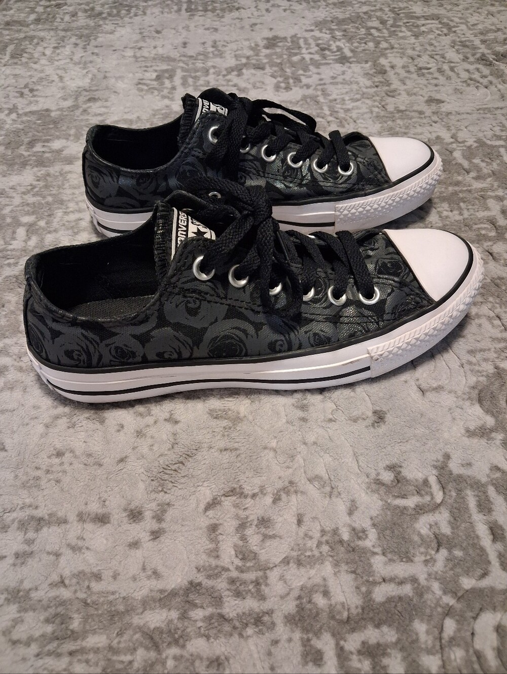 Converse | Black Low tops With Rose Pattern - Picture 3 of 7